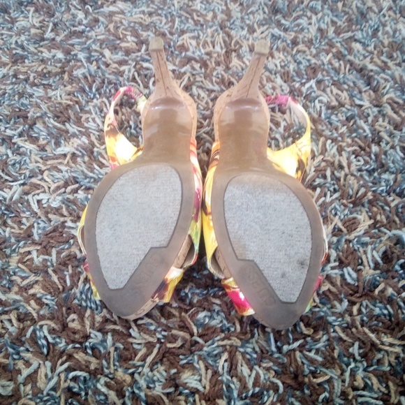 Women's guess heels size 7 1/2 - Picture 4 of 4